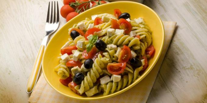 Makarna, domates, zeytin, mozzarella ve hardal soslu salata