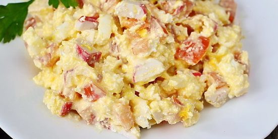 mayonez olmadan Salatalar: yengeç çubukları, peynir, domates ve yumurta ile salata