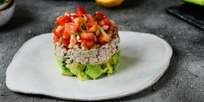 Ton balıklı, domatesli ve avokadolu salata