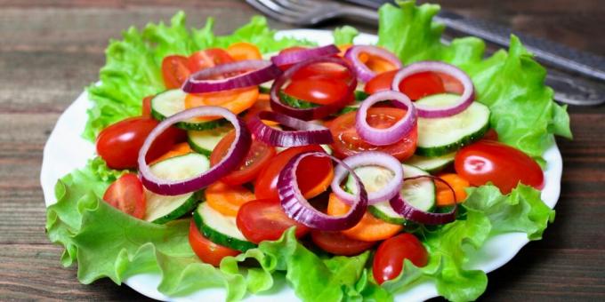 Havuçlu basit sebze salatası