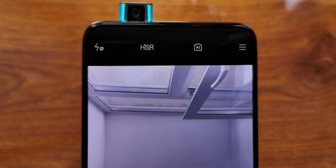 Xiaomi Poco F2 Pro'nun ön kamerası gövdede gizlidir ve gerekirse dışarı çıkar.