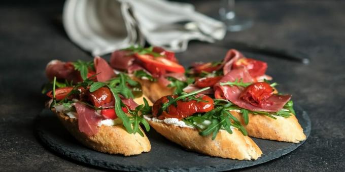 Süzme peynir, pastırma ve roka ile Bruschetta