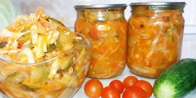 salatalık, patlıcan, biber ve domates ile Lahana salatası: kış için lahana Salatalar