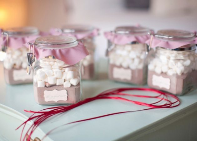elleri ile yeni yıl için hediyeler: sıcak çikolata Set