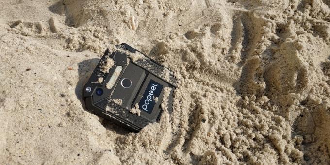 Poptel P9000 Max akıllı telefon Korumalı: kumda