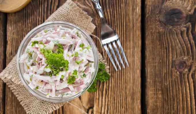 Jambon, peynir ve salatalık salatası