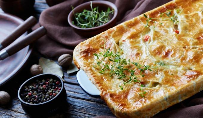 Tavuk, mantar, kekik ve ekşi krema ile kapalı börek