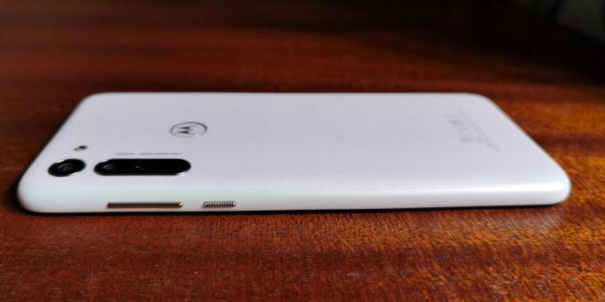 Motorola Moto G8: tasarım ve ergonomi