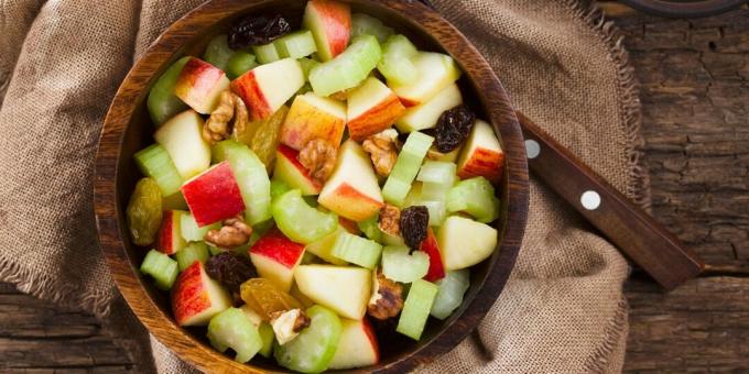 Kereviz, elma, kuru üzüm ve fındık salatası
