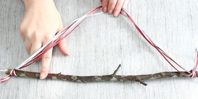 Kendi elleriyle Advent takvimi: Kravat dalların iki ucuna şeritler