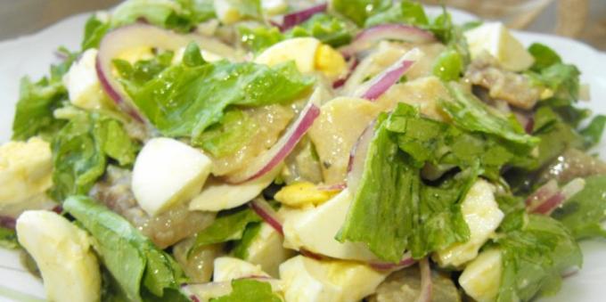 mayonez olmadan salatalar için Tarifler: ringa, yumurta ve soğan salatası