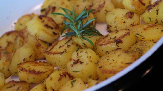 soğan, kimyon ve biberiye ile patates kızartmak için nasıl