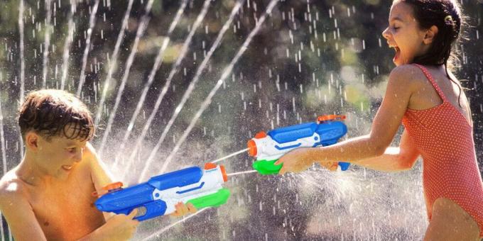 Çocuk doğum günü: su tabancaları ile mücadele düzenlemek