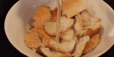Gazpacho: ekmek Soak