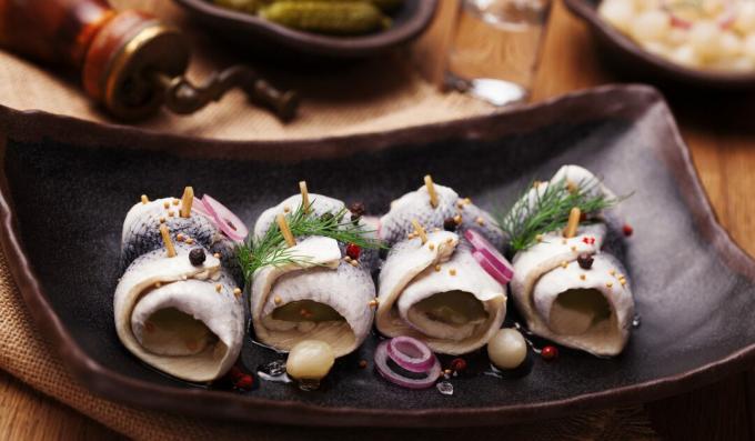 Hardallı ve soğanlı rollmops