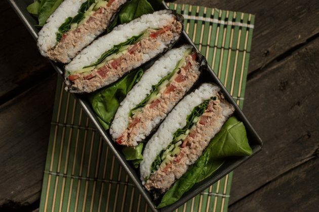 Klasik onigirazu suşi sandviçi soya sosu ile veya soya sosu olmadan servis edilebilir.