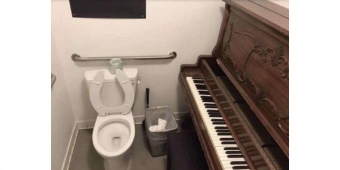 tuvalette piyano