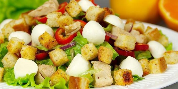 mayonez olmadan Salatalar: tavuk, dolmalık biber, mozzarella peyniri, kraker ve bir mandalina soslu salata