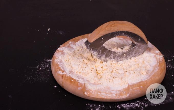 Peynir kraker: ince un ve cips içine yağ dönüştürmek