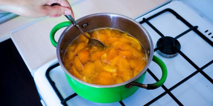 kayısı ve portakal reçeli: kısık ateşte 20 dakika pişirin