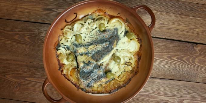 Fırında balık nasıl pişirilir: soğan ve ekşi krema ile pisi balığı