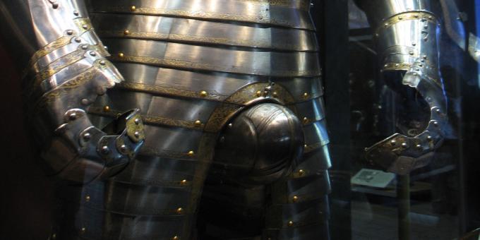 Orta Çağ Şövalyeleri cinsel organlarını korumak için zırhlı kelepçeler takmazlardı.
