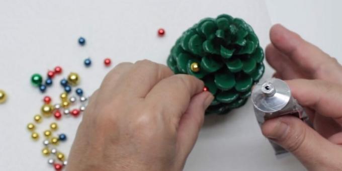 kendi elinizle bir Noel ağacı nasıl yapılır: boncuk ekleyin