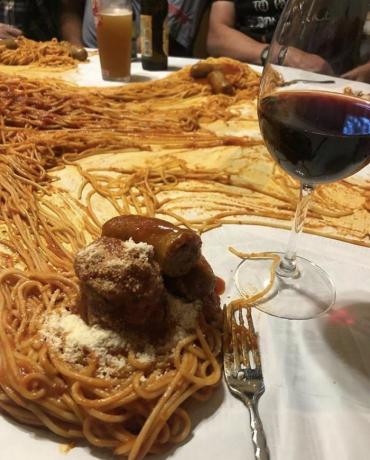 masanın üzerinde spagetti