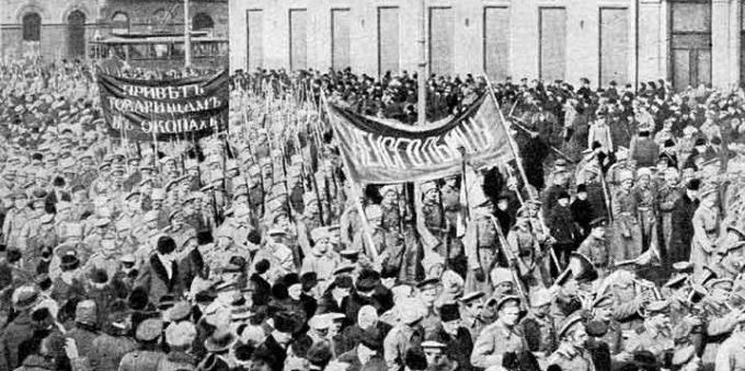 Rus İmparatorluğu Tarihi: Şubat Devrimi. Askerlerin Şubat günlerinde Petrograd'da gösterileri. 