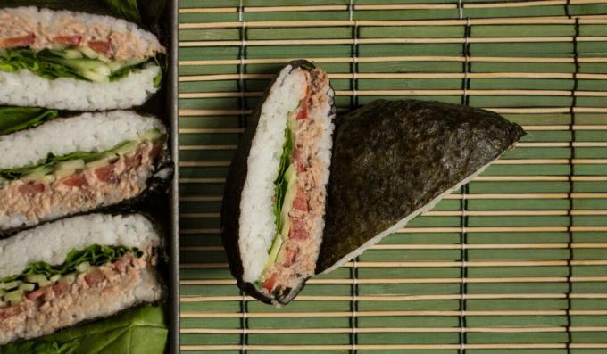 Ton balıklı ve ıspanaklı onigirazu ile klasik suşi sandviç