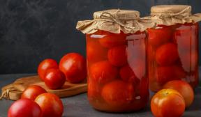 Soğanlı domates turşusu