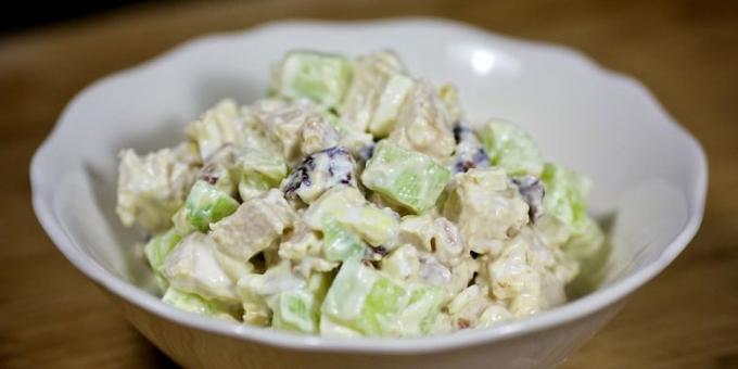 Salatalık salatası, tavuk ve kuru erik
