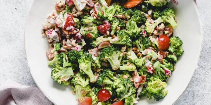 brokoli, pastırma, soğan, üzüm ve ayçiçeği tohumu ile Reçete salatası