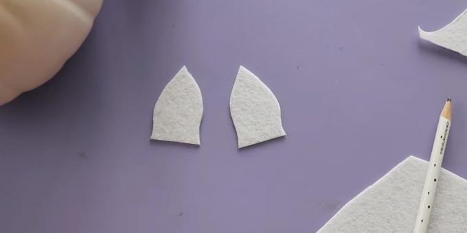 kabak El Sanatları: beyaz keçeden Kes kulakları