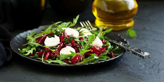 Mozzarella, rucola ve pancar salatası: basit bir tarif