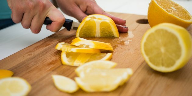 Vişneli limonata: limon ve portakalları yıkayın