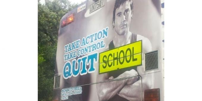 Bir okul otobüsünde Yazıtı