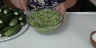 Reçete salatalık salatalık: tuzuna rendelenmiş sebzeleri ekleyin ve iyice karıştırın