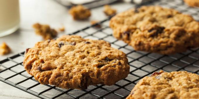 Muz, fındık ve kuru üzümlü yulaf ezmeli kurabiye: basit bir tarif