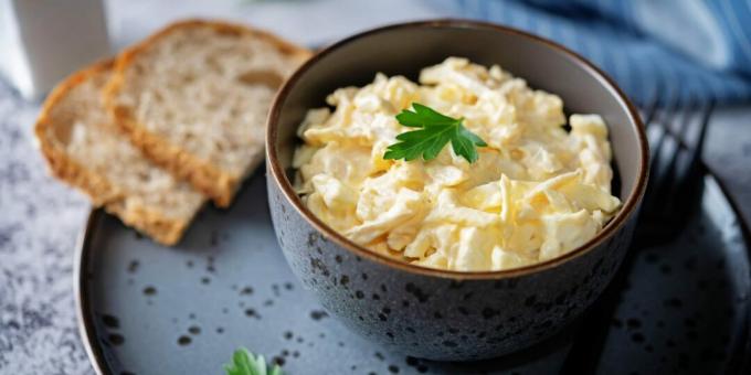 Kalamar, yumurta ve peynirli salata