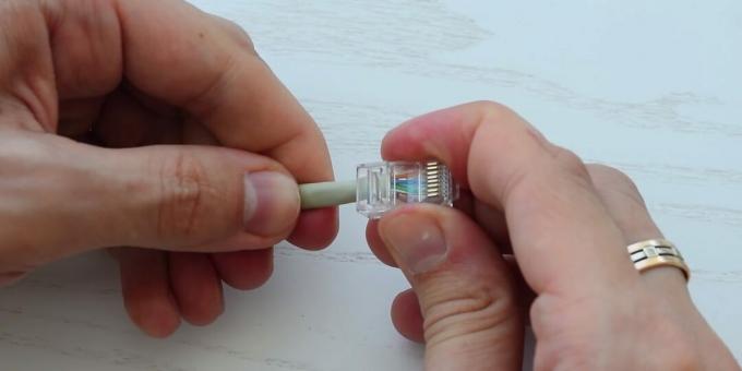 Bükümlü çift kablo nasıl kıvrılır: Konektörü kaydırın
