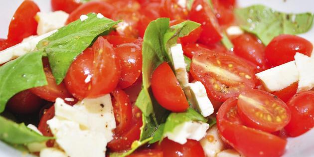 yemeklerin hızlı yemek tarifleri: domates ve beyaz peynir salatası 