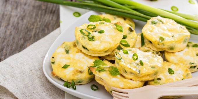 Beyaz peynir, bezelye ve otlar ile mini frittatas