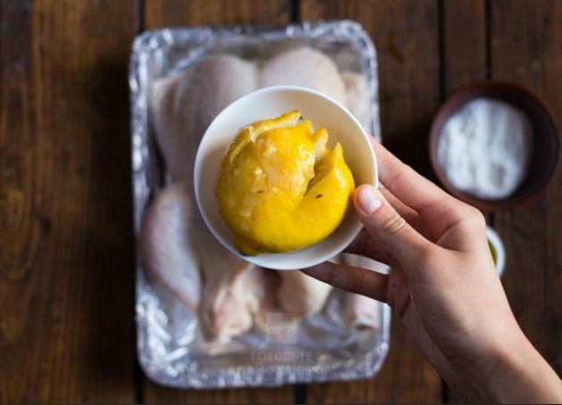 Limonlu fırında tavuk: Limon ekleyin
