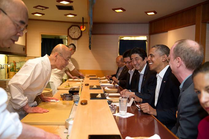 Jiro Ono ve Barack Obama. Washington, DC'den Beyaz Saray'da haberi - P042314PS-0082, Public Domain, https://commons.wikimedia.org/w/index.php? curid = 34426375