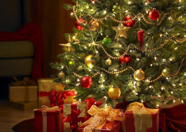 Bir Noel ağacı süsleyin: toplar ve pullar