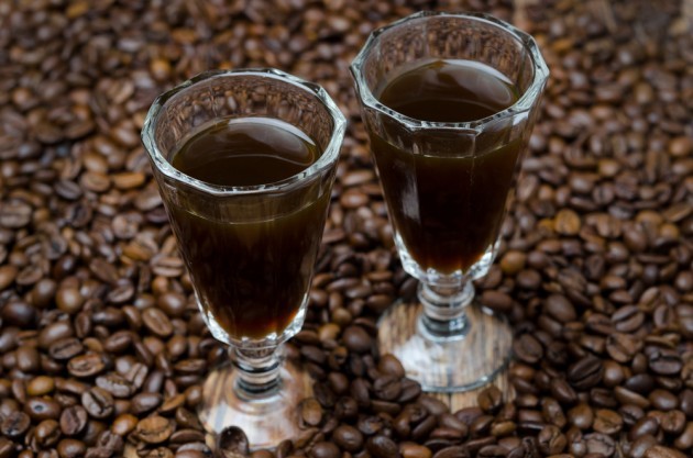 Bir kahve likörü nasıl hazırlanacağını