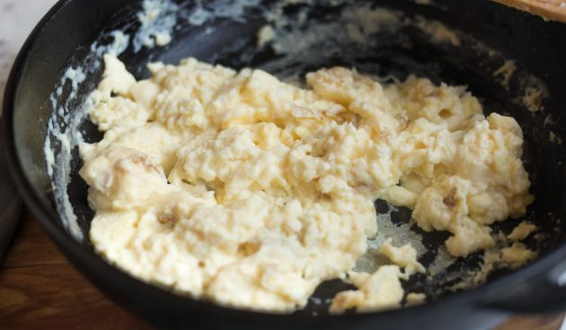 Peynirli, Everch, Hardallı ve Çırpılmış Yumurta ile Quesadillas: Çırpılmış Yumurta Yapın