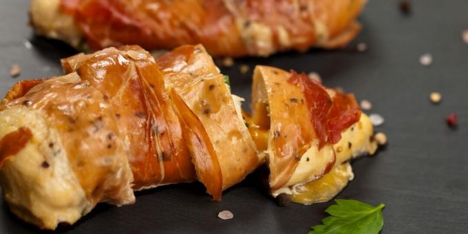 Fırında domuz pastırmalı tavuk fileto: basit bir tarif