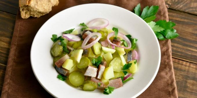 Ringa balığı, salatalık ve elma salatası